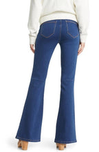 Load image into Gallery viewer, Safia Slim Bootcut Jeans
